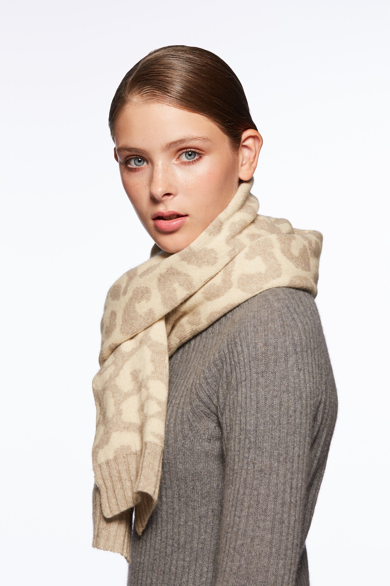 Leo Scarf in Beige and Ivory